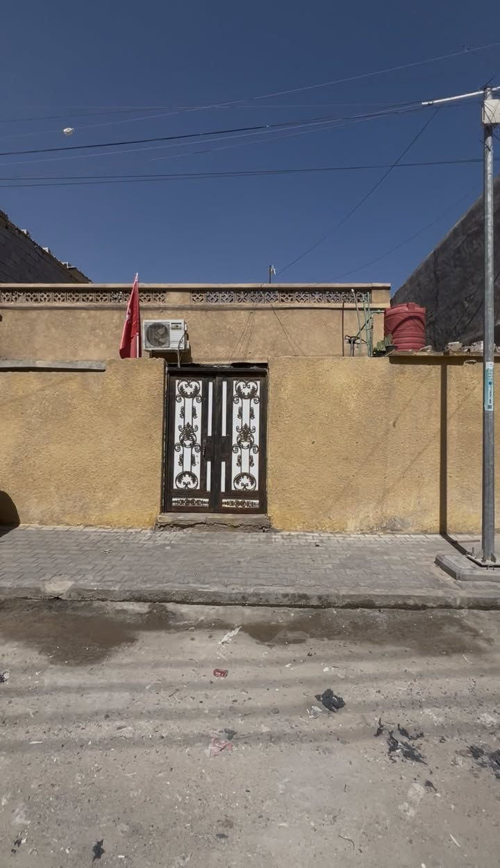 سلام عليكم دار للبيع بياع مستعجل حي الحسين الحيانيه شارع البلديه مساحه 150 طابو صرف الاستفسار اتصل ***********
