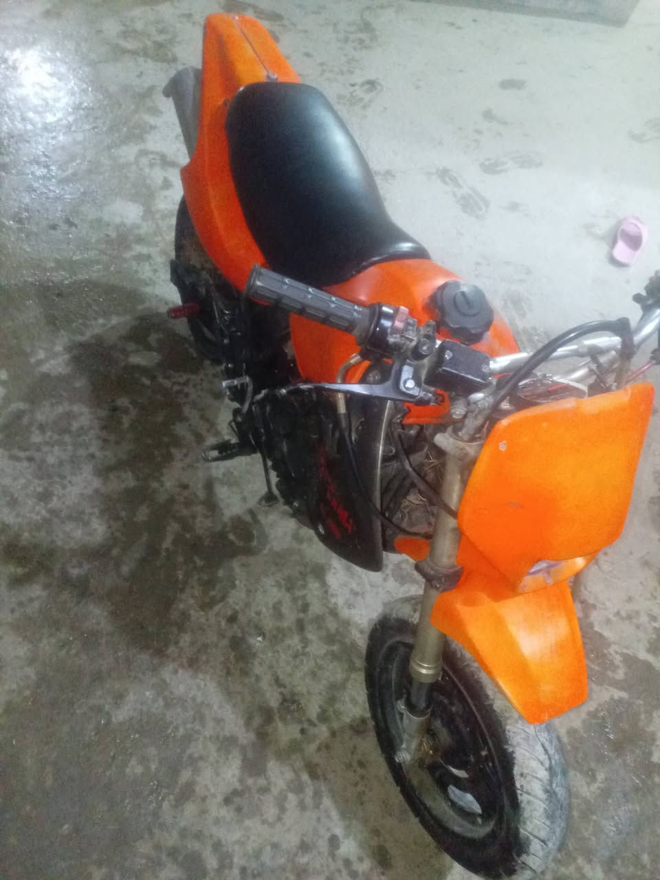 السلام عليكم دراجه معروضه البيع
كاوسكي ربع اي نقص مابيه دراجه كامله سرعتها 110 خمسه كير سعر 500وبيهه مجال قليل المكان سبع قصور يم الصيطره رقم *********** المبايل
