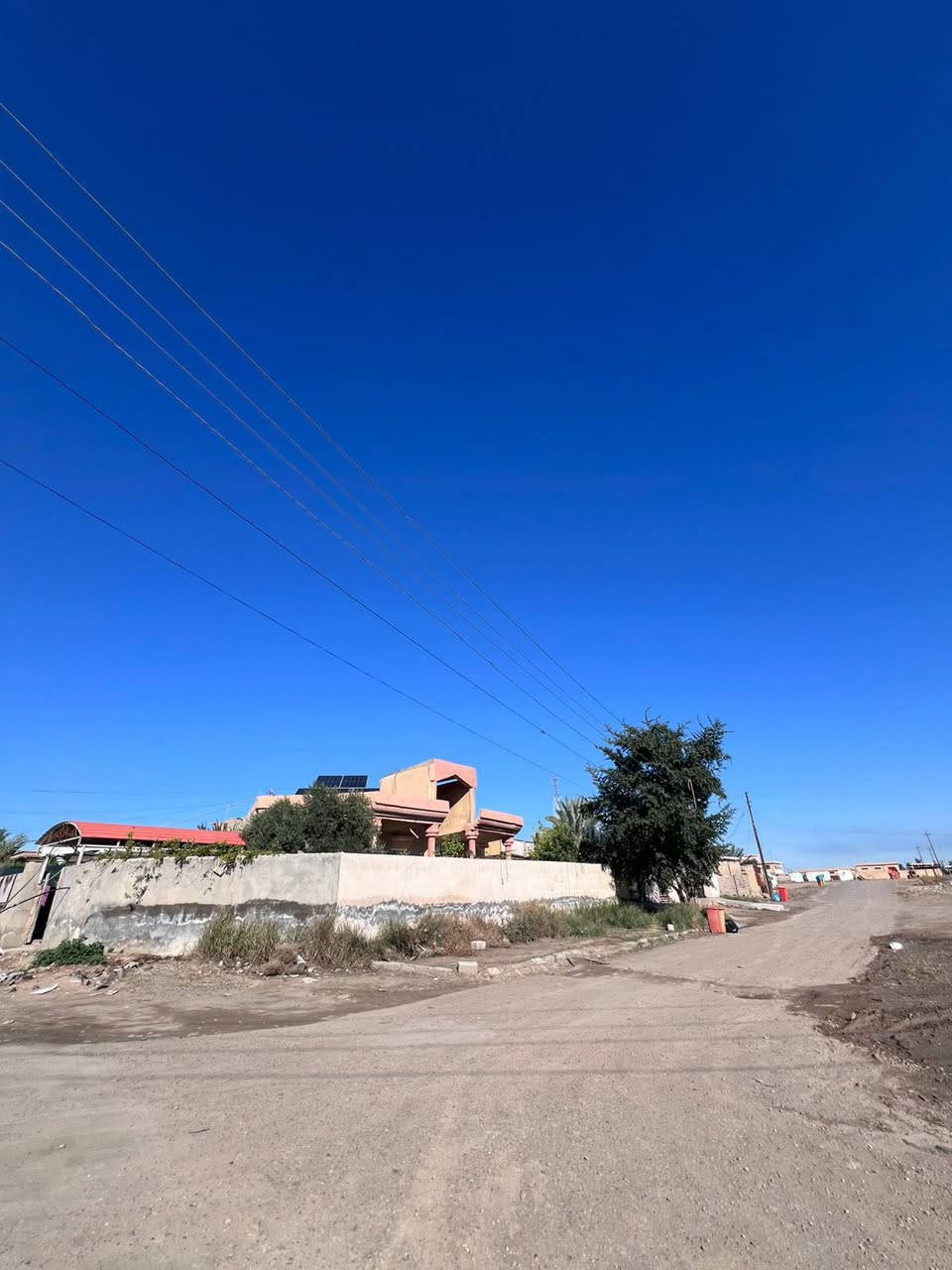 السلام عليكم
بيت للبيع 🏠
يتكون البيت من ٣ غرف + صاله داخليه + أستقبال + ربعه + مطبخ حار بارد + هول + حدائق عدد ٢ مساحه البيت ٦٠٠ م 
زراعي  المكان الوعي الثوري قرب مسشفى القديم 
مقابل هيئة الشباب والرياضه مدارس عدد اربعه في المنطقه خدمات فووول 
السعر بلاش ٤٤ مليون وبي مجال 
*********** اتصل وتدلل
