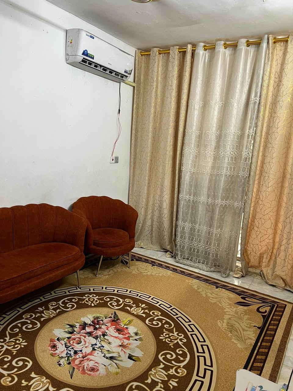 السلام عليكم مشتمل للبيع مساحة 83 مكانة الشعب شارع الصحة مقابل جامع الحق يعني قريب ع شارع العام المشتمل معزول بأسم والدتي رايدة 165 ومجالة بسيط للاستفسار اكثر هذا رقمي ***********
