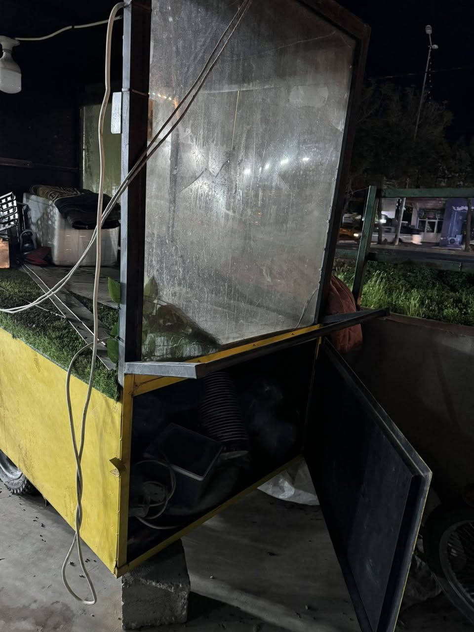 ئەم عەرەبانەیەمان هەیە بۆ فرۆشتن شتێکی ناوازەیە دیکۆرێکی جوانی هەیە بۆ چایچی یاخود بۆ لفەو یا شاورمە دەرەجەیەکە زۆر کەم بەکار هاتوە تازەو .لۆکە***********سعری380مەعمەلە
