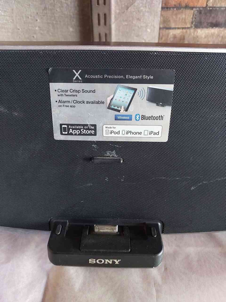 سلام عليكم
نوع الجهاز: قاعدة سماعات ومحطة إرساء لأجهزة .
Appl
(iPod, iPhone, iPad)
الصوت نظام صوتي بقدرة 40 واط مع مكبرات صوت مدمجة (Woofers) ومكبرات ترددات عالية (Tweeters) الزيادة وضوح الصوت.
المميزات تدعم تقنية Bluetooth ، وتحتوي على خاصية
MEGA BASS لتعزيز الترددات المنخفضة
إضافات: تطبيق مجاني متوفر على متجر التطبيقات لتفعيل خاصية المنبه والساعة. سعره ب 75 الف واكو توصيل


**إذا كنت صاحب هذا الإعلان وتريد حذفه لأي سبب، رجاءا أرسل رسالة إلى الدعم الفني**