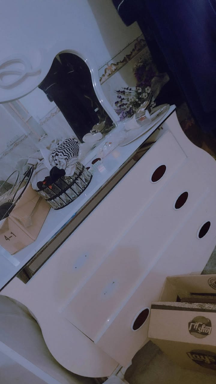 غرفه نوم تركي بيع مستعجل كلشش 7 قطع التخت حديد تزكام ميز بلازمه كنتور بي تقطيعات كلش هواي وخدمي سعر 175 رقم تلفون ***********
