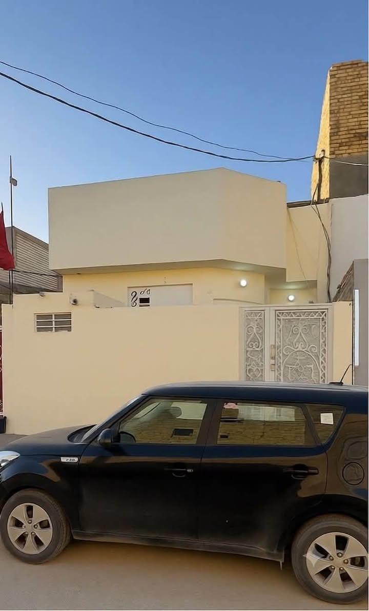 🏡 بيت للبيع

📏 المساحة: 100 متر
📐 العرض: 6 أمتار

🏡 التفاصيل الداخلية:

• غرفة نوم: 6 × 4.5 م
• استقبال: 4 × 4 م
• صالة ومطبخ كبير جداً (مفتوحان على بعض بتصميم عصري)
• حمّامان (واحد داخلي وواحد خارجي)
• الساحة المكشوفة بالكامل سيراميك
• غرفة إضافية في الطابق العلوي

✨ المواصفات:

• أرضية سيراميك ومرمر
• مطبخ أوروبي مفتوح على الصالة
• كهرباء، ماء، ومجاري درجة أولى
• صب كونكريت (السقف كونكريت)
• السطح ملبوخ بالكامل ومزوّد بوشتايكر
• البيت نظيف جداً وجاهز للسكن

السعر 38 مليون وبي مجال 
للتواصل على الرقم  ***********
