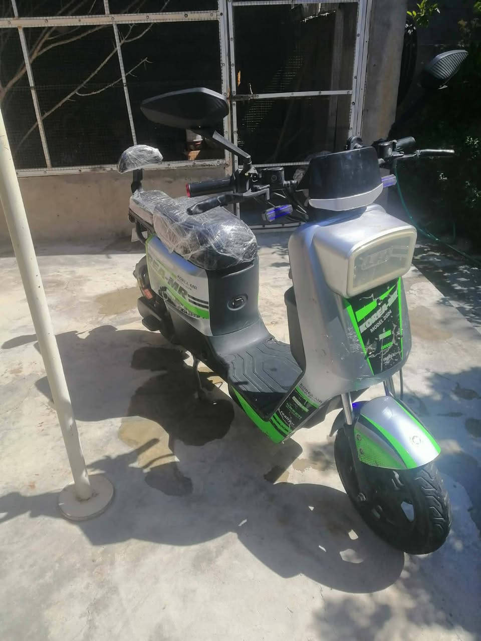 سلام عليكم
بايسكيل شحن للبيع 
بطاريه ليثيوم 5 بطاريه 
عقل رياضي 72V
 ملف رياضي
سعر 400بي مجال 
رقم هاتف ***********
