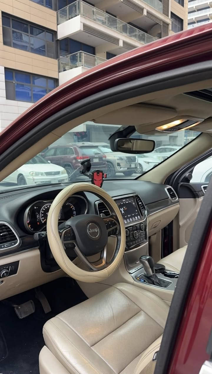 السلام عليكم ، مكلف بالنشر سيارة خالتي ام علي  
– جيب خليجي موديل 2020 لمتد بلص (Limited Plus) للبيع

سيارة نظيفة جداً وفول المواصفات، وارد خليجي وكالة Harlem

📌 المواصفات:
✔️ 3 شاشات 
✔️ شاشة وسط كبيرة مع نظام ملاحة
✔️ بانوراما وفتحة سلايد 
✔️ مقاعد جلد كهربائية مع ذاكرة تخزين ميموري
✔️ تبريد وتسخين مقاعد
✔️ بصمة تشغيل + دخول ذكي
✔️ لايتات زينون + LED نهارية
✔️ كاميرات + حساسات أمامي وخلفي
✔️ دركسون تحكم متعدد 
✔️ نظام ثبات إلكتروني + ABS
✔️ دفع رباعي 4×4
✔️ مواصفات Limited Plus معروفة فول الفول 

✨ إضافات:
🔹 مشدود عليها نانو سيراميك
🔹 الجام كامل نانو ضد الكسر 

🎨 اللون: ماروني مميز 
🛋️ الداخل: بيج نظيف ومرتب
📍 الممشى: 64 ألف فقط

🔧 الملاحظات:

 • باب مبدل (أثر طخه بسيطه والباب الاصلي مالتها موجود )
 • رش جاملغ بسبب شخط بسيط والصور موجوده 
 • لا يوجد أي ضرر داخلي أو حادث 
 • غير ذلك السيارة بحالة ممتازة جداً

📍 الموقع: بغداد – المنصور
📞 للتواصل: ***********

    سيارة استخدام خفيف ونظيفة جداً ، وبلعافية على الياخذها
