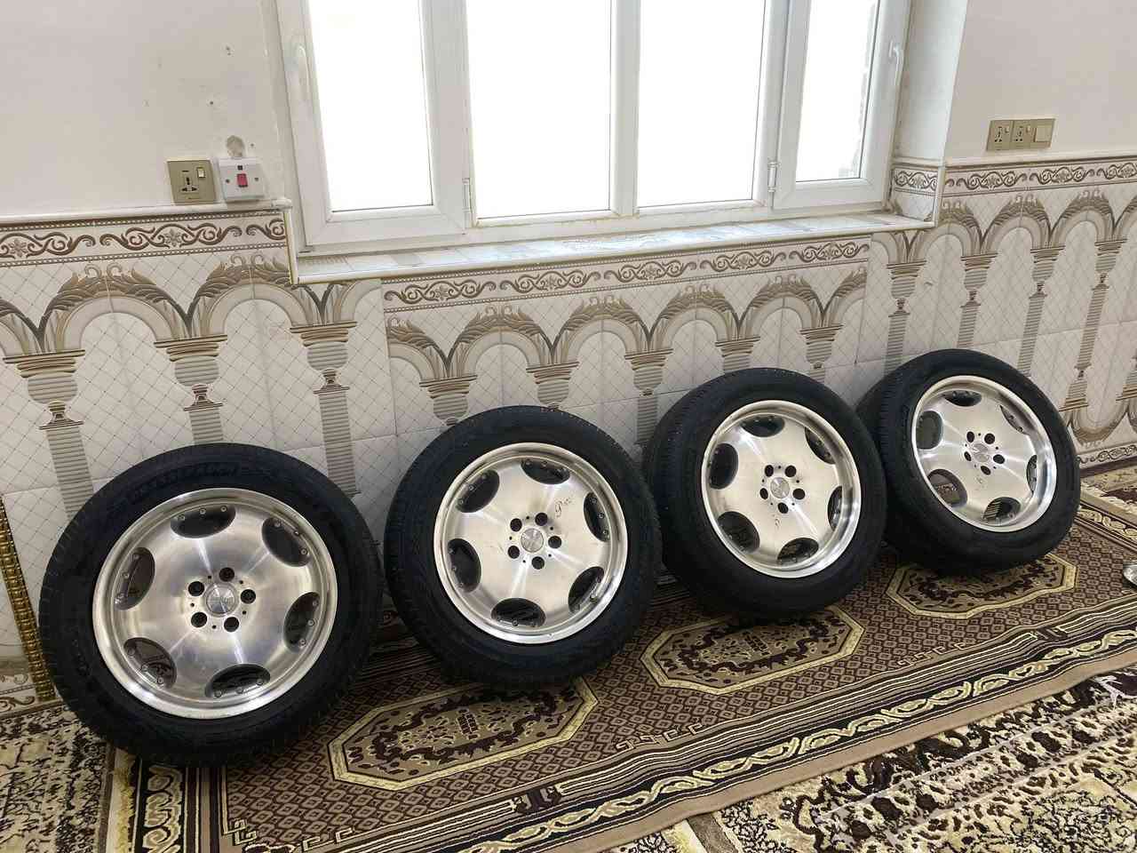 سلام عليكم للبيع ويل كب مارسدس اصلي حجم ١٨ مال حاويه جديد جداً تخم تاير جديد سعر ٣٥٠ وبيه مجال مكاني كربلاء 
***********
