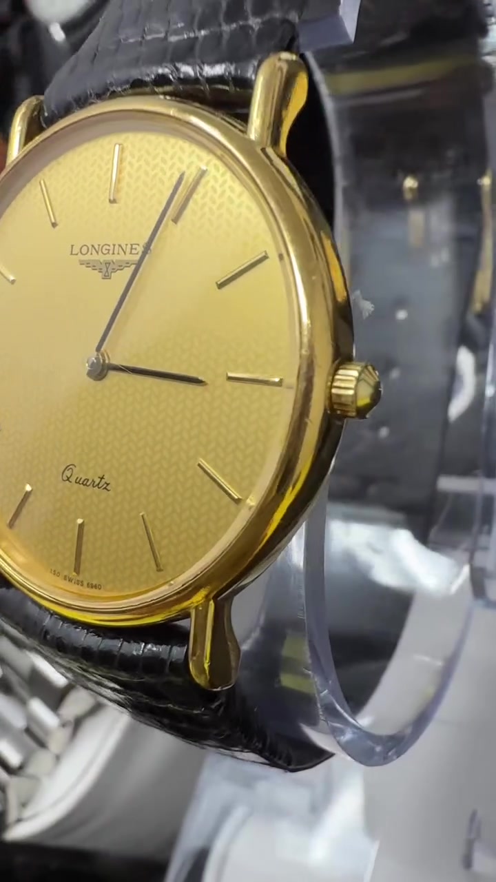ساعة "لونجين" (Longines) كوارتز تظهر في image_2.png، تتميز بتصميم كلاسيكي ناعم ومينا ذهبي بنقشة مميزة، تعطي طابع الأناقة الهادئة والاحترافية.
 الكتابة اليابانية: الكتابة الظاهرة على ظهر الساعة في image.png هي "永年勤続記念" (Einen Kinkoku Kinen) ومعناها "ذكرى الخدمة الطويلة"، أما السطر الثاني "ダイア建設株式会社" فهو اسم شركة "دايا للإنشاءات" (Daia Kensetsu Co., Ltd).
 السبب: من العادات الشائعة جداً في اليابان أن الشركات تقدم ساعات فخمة (مثل لونجين) كهدية تكريم لموظفيها الذين قضوا سنوات طويلة من العمل المخلص في الشركة. هذا يضيف للساعة قيمة تاريخية وقصة "وفاء" تجعلها قطعة مميزة لهواة الساعات وتجارها، لأنها ليست مجرد ساعة، بل هي رمز لمسيرة مهنية. السعر 260 الف


**إذا كنت صاحب هذا الإعلان وتريد حذفه لأي سبب، رجاءا أرسل رسالة إلى الدعم الفني**