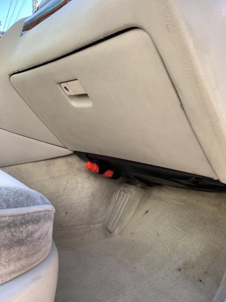 سلام عليكم                      للبيع سيارة ملكة( جنون )موديل 2003 رقم كركوك تسجيل جديد حجم المكينة D4 چبيرة بيه مواصفات  4 دگم +ثلاجة وبردة وشاشة دبل وگيچ الكتروني والامامية والخلفية كرستال ومامضروبة وبدون صبغ وممدعومة +اربع كشنات كهربائية ومابيه نقص وبشرط والسعر 155 وبيهه مجال                          العنوان - محافظة السليمانية-للاستفسار رقم الموبايل ***********
