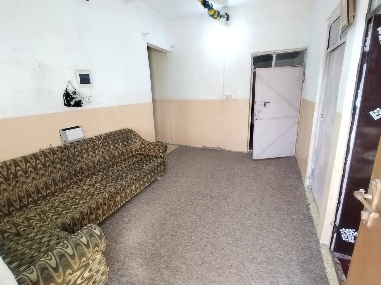 السلام عليكم
دار للبيع 

_حي الاربجية 

_بصف الركن

_مساحة 117 متر مربع. واجهة 10. عمق 11.7

_غرفة واستقبال جوة و غرفة فوك 

_ بي ساعة كهرباء ووصل بلدية تمليك باسمي 

_قرب جامع العباسي. قريب على حي الصدام. 

_خدمات كامل مي، كهرب، شارع، انترتيت ضوئي

_ رقم *********** موجود واتساب وماسنجر
