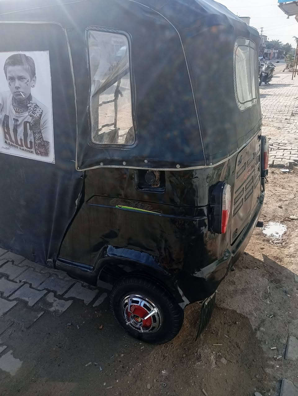 سلام عليكم تكتك 17اوراق تكتك جاهزه كبل لشارع مذب عليهه ربع كلجات جدد تجفيت جديد السعر 2250وبيهه مجال مكلف بل نشر العنوان بغداد المحموديه  رقم صاحبهه ***********
