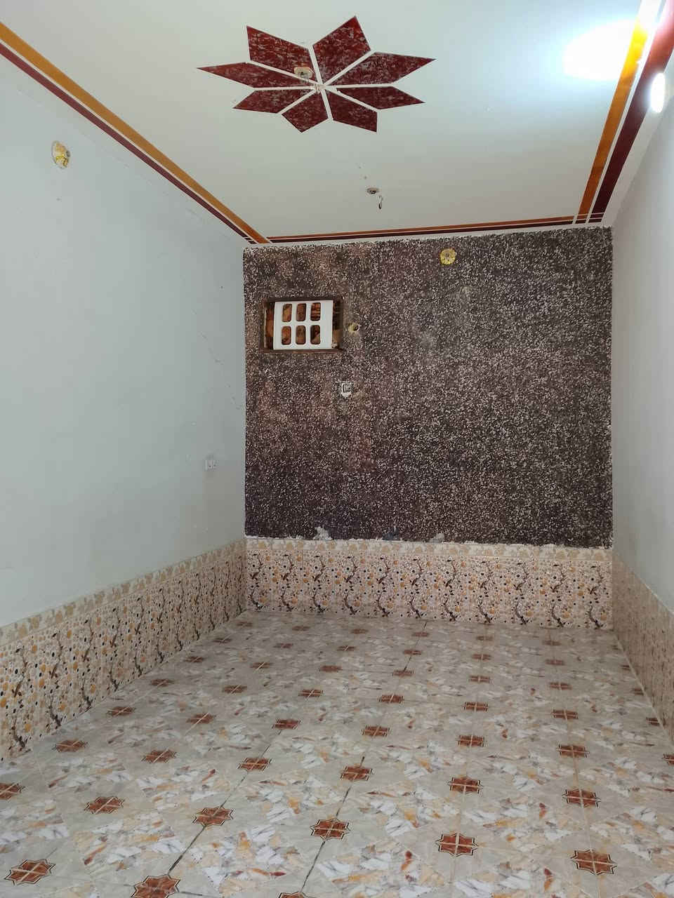 سلام عليكم عندي بيت لايجار بلموحيه خلف صيدليه الجبل مباشرا بي غرفه وحده ومطبخ وصاله ودوانيه وصحيات داخليه و خارجيه وطارمه جبيره وسطح بيت نضيف جدا ايجاره ٤٠٠ وبي مجال***********
