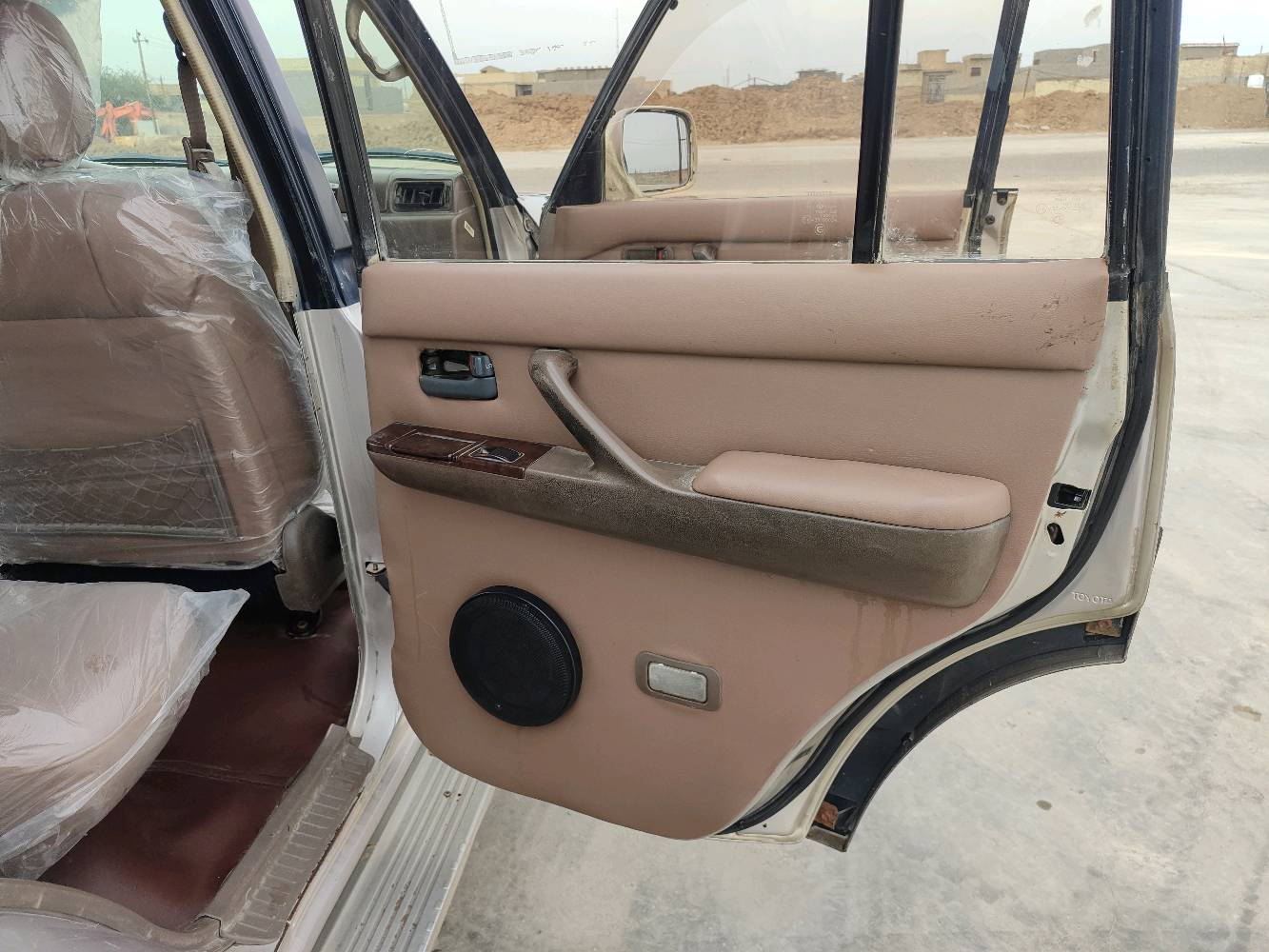 لاندكروز موديل 97 
رقم بغداد سنويه لل27 
مكينه بلاد 4500نوزل 
كير اوتماتيك 
دبل تانكي ودبل فيتبم 
دفع رباعي شغال 
غرفه معمره جديد فرشه كشنات بطاين كهربائيات كلهة شغاله فتحه شغاله السياره جاهزه بلاديه مامصبوغه بيهة جراد 
