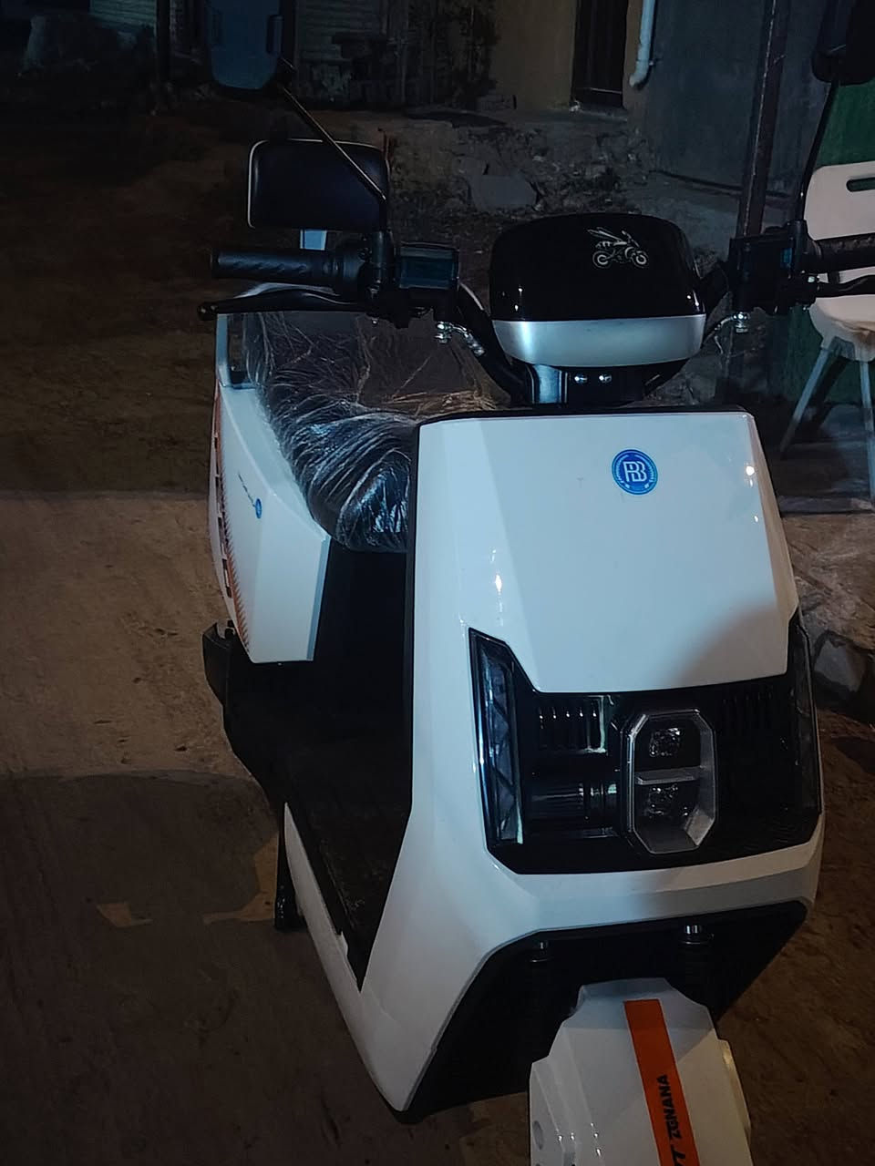 السلام عليكم..
دراجة شحن  speed tenana.
جهاز تحكم عن بُعد "مفتاحين"
شاشة رقمية
عجلات تيوبلس
مخرج USB (شاحن هاتف) 
فرامل أمامية وخلفية من نوع قرص
مسجل داخلي
الدراجة سرعتهه 110 سرعة حقيقية
بطارية ليثيوم
الدراجة زيرو ماماشية تجي وتفحصهه جديده اليوم جبتهه وتوازيت ع فلوس
السعر:700 وبيهه مجال حگ جيتك
العنوان: الشعلة_السلاميات.
الهاتف: ***********
موجود ماسنجر وَ واتساب.
................................................
