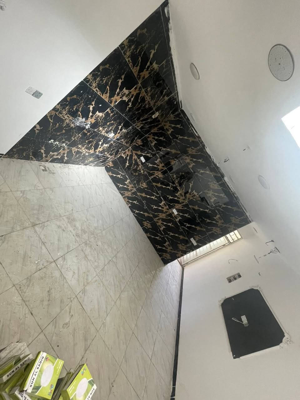 السلام عليكم
دار للايجار زراعي المساحة 100ـم  ثلاث طوابق
الطابق الاول مدخلين +استقبال +حولي كبير +غرفة نوم + صحيات
الطابق الثاني غرفتين نوم +صحيات+حولي
الطابق الثالث غرفة نوم +بيتونة وسطح
البناء حديث درجة اولئ
العنوان هورجب قرب جامع الازهري المنطقة مبلطة وماء وكهرباء 
يبعد عن شارع 60  (700) متر
ملاحضة المنطقة مسكونة بالكامل
للاستفسار اكثر الاتصال بالرقم
***********
