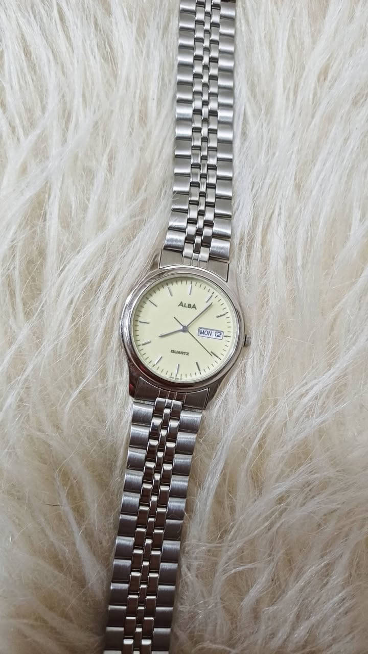 لعشاق الساعات
ساعة ALBA الأصلية (تابعة لشركة Seiko اليابانية)
ساعه vintage كلاسيكي

حالة: جديدة تمامًا لم تُستخدم نهائيًا ✔️

معاها العلبة الأصلية + ضمان 

✨ المواصفات:

- موديل: V733-X031

- حركة Quartz ياباني

- عرض اليوم والتاريخ (Day-Date)

-الساعه مقاومة للماء

- ستانلس ستيل بالكامل

- تصميم كلاسيك شيك مناسب للشغل والمناسبات

📍 حالة ممتازة بدون أي خدوش

البيع لأعلى سعر


**إذا كنت صاحب هذا الإعلان وتريد حذفه لأي سبب، رجاءا أرسل رسالة إلى الدعم الفني**