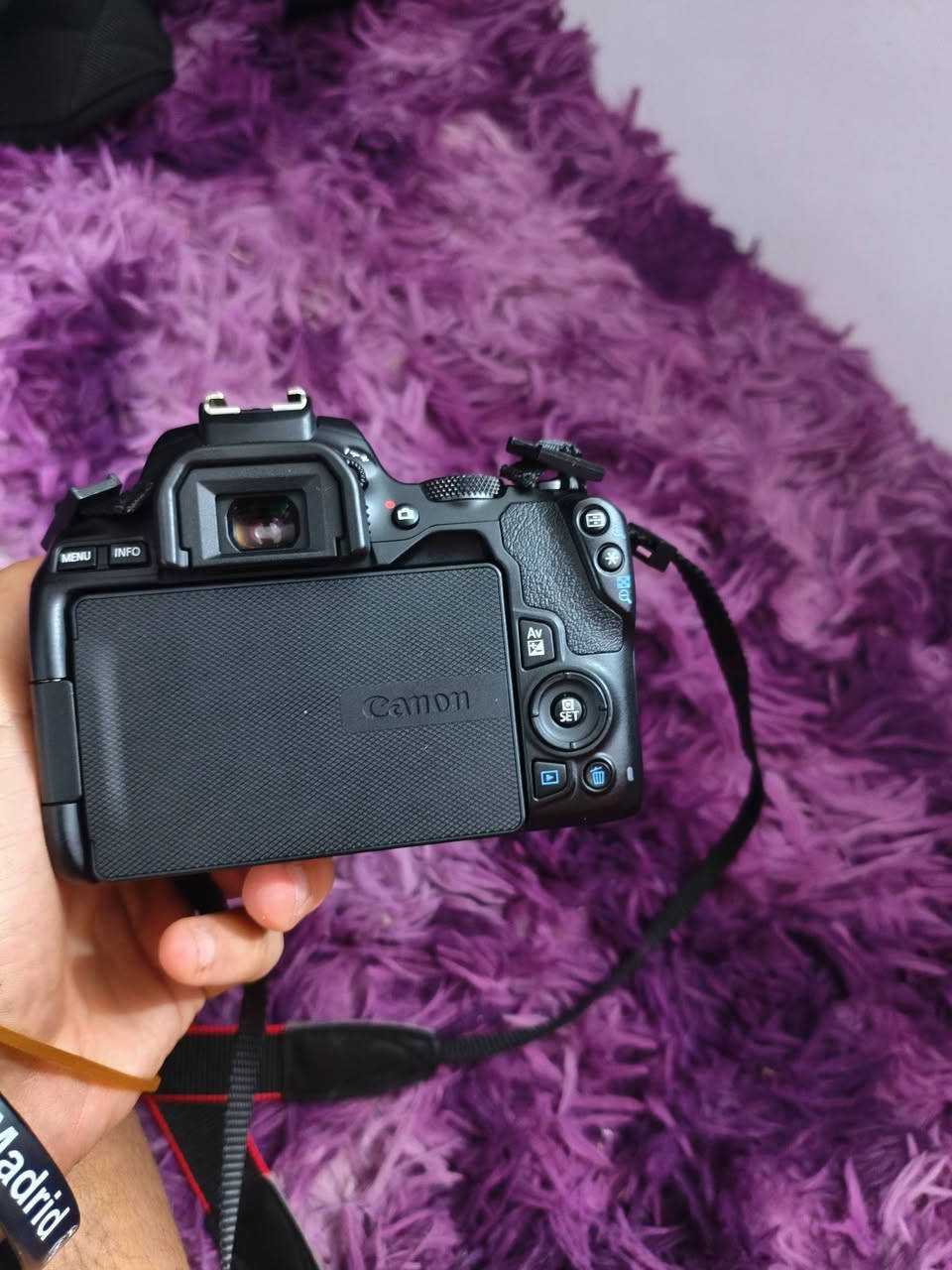 الكاميرا: Canon EOS 250D
الحالة: نظيفة وتعمل بكفاءة، بدون أعطال.
المستشعر: APS-C بدقة 24.1 ميجابكسل.
تصوير فيديو: 4K وFull HD.
شاشة لمس متحركة بالكامل (Flip Screen).
تركيز تلقائي سريع بتقنية Dual Pixel AF (في تصوير Full HD).
اتصال Wi-Fi وBluetooth لنقل الصور إلى الهاتف.
مناسبة لتصوير كرة القدم، الطبيعة، الأشخاص، وصناعة المحتوى.
تأتي مع عدسة زوم (كما في الصور).
السعر/850000 
مكاني / بغداد العبيدي 
مكفولة من كلشي


**إذا كنت صاحب هذا الإعلان وتريد حذفه لأي سبب، رجاءا أرسل رسالة إلى الدعم الفني**
