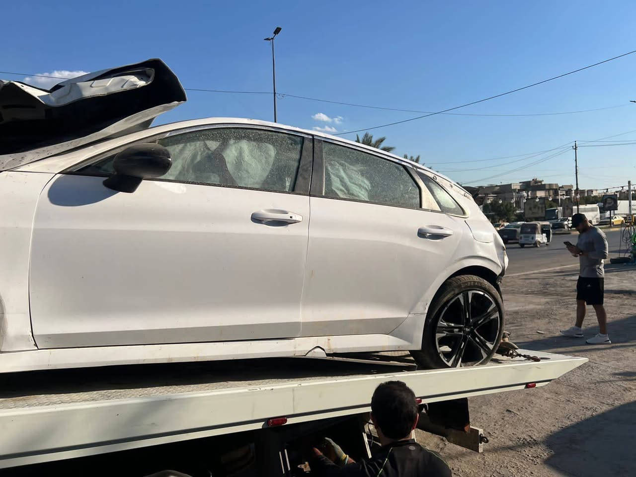 سلام عليكم خوان للبيع كي فايف موديل 24 رقم بغداد دولي سياره شغاله وتمشي وبيع على وضعها العنوان بغداد حي النصر رقم الهاتف ***********
