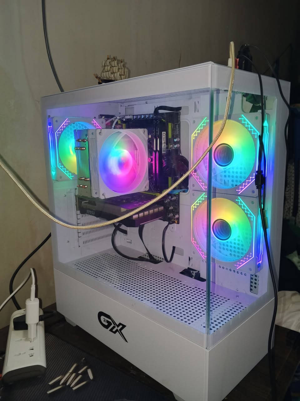 سلام عليكم 
pc للبيع 
GTX 1650 4gb MSI 
Intel E5 2650V3
Ram 16 DDR4 
SSD 256gb
Power supply 550w
Caes gaming 3fan RGB
‏الشاشة 185 FBS معدل التأخير 0.5
معه كامل ملحقاته 
للستفسار ***********
مكان سليمانيه سعره 950وبيه مجال
