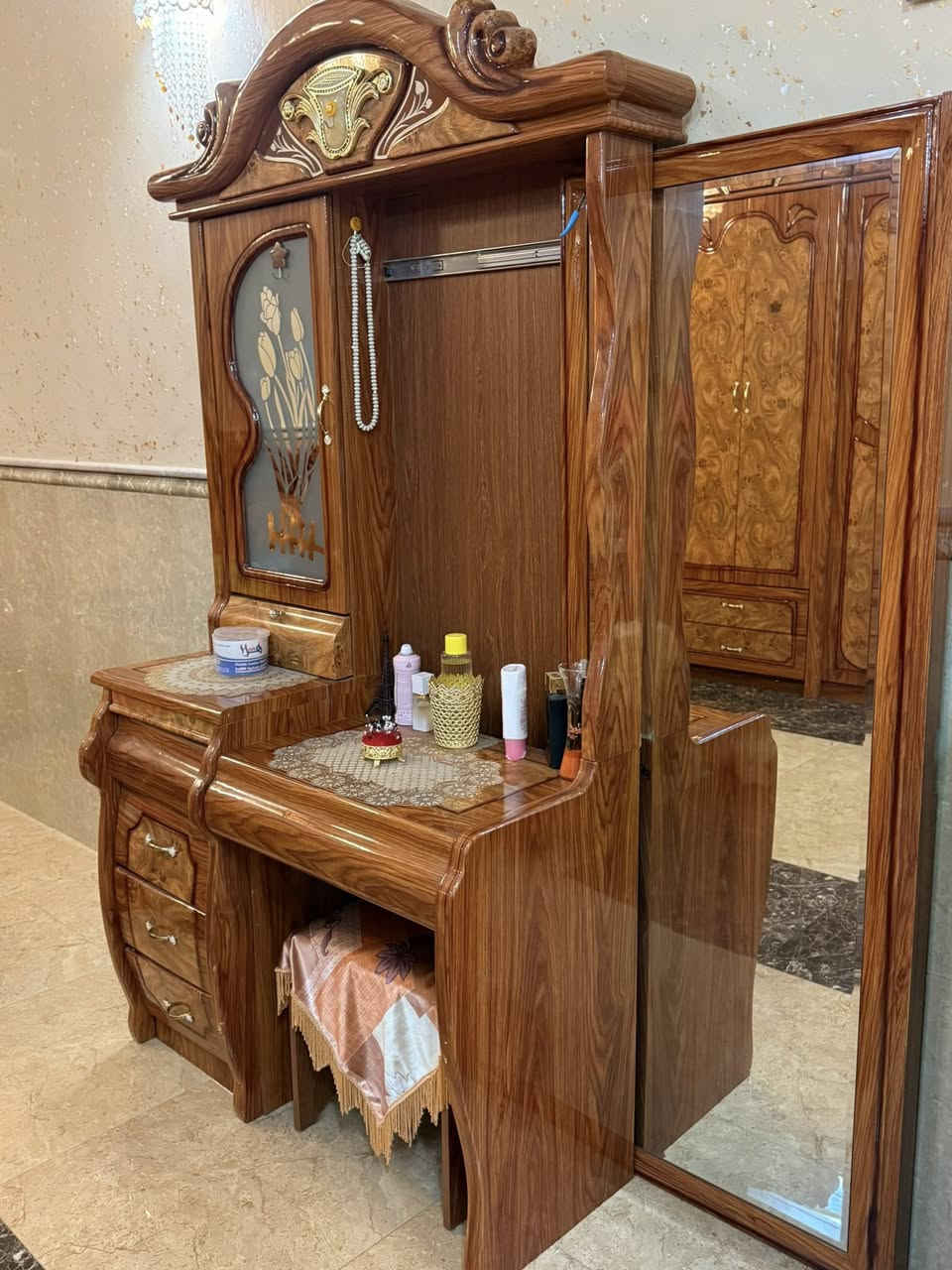 السلام عليكم غرفه نوم للبيع 7 قطع مستخدمه شي بسيط  ونظيفه كلش كلش وعلما ان الغرفه ماعدا المطرح 
للتواصل والاستفسار  الاتصال على الرقم ‭
0772 305 8885‬
