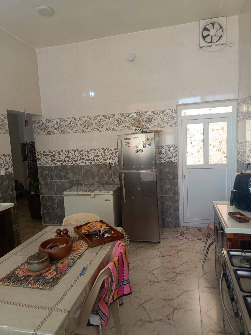 دار للبيع   مساحة ٢١٠  متر   طابو زراعي رسمي سند ٢٥ 
خلف الديوان مباشرة   تبليط ومجاري ومي وكهرباء بلباب 
البيت بناء جديد  وتصميم مهندس  ومرتب درجة أولى 
البيت بعد احلى من الصور  بالترتيب. 
يحتوي على غرفتين نوم مع صاله كبيرة مع استقبال مع مطبخ مع مجمع صحيات مع كراج سيارة مع مناور . 
معروض للبيع وبسعر ٨٨ مليون وبيه مجال قابل للتفاوض 
للإستفسار  ***********
