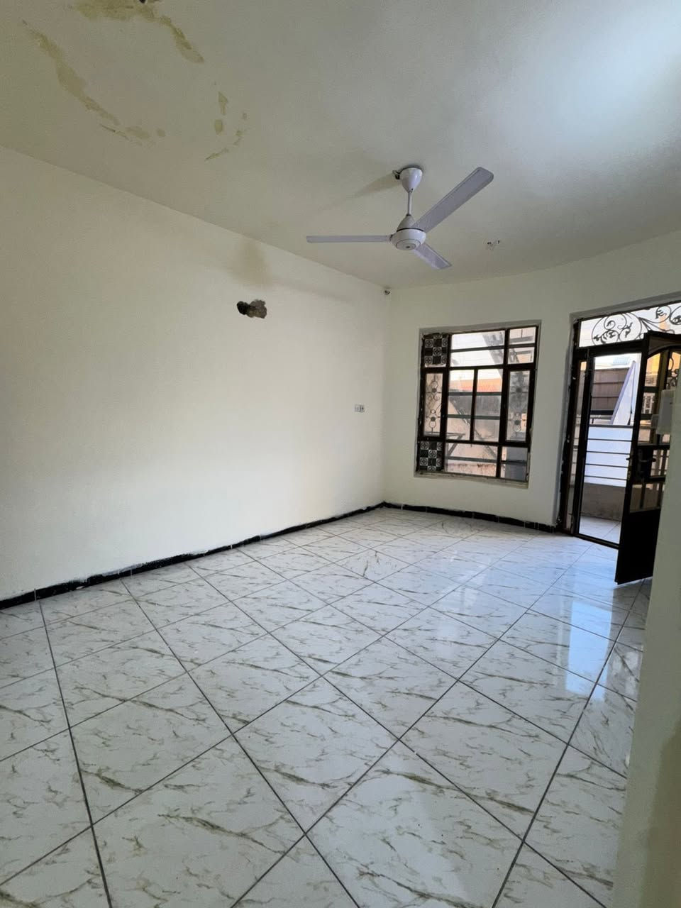 #للايجار_في_السيدية
مشتمل طابق اول فوق الارضي معزول نضيف جداً

يحتوي ع غرفتين وصالة و مطبخ وخدمات

السعر 600 الف قفله

للأستفسار:***********

مكتب الفهد الهندسي للمقاولات العامة
