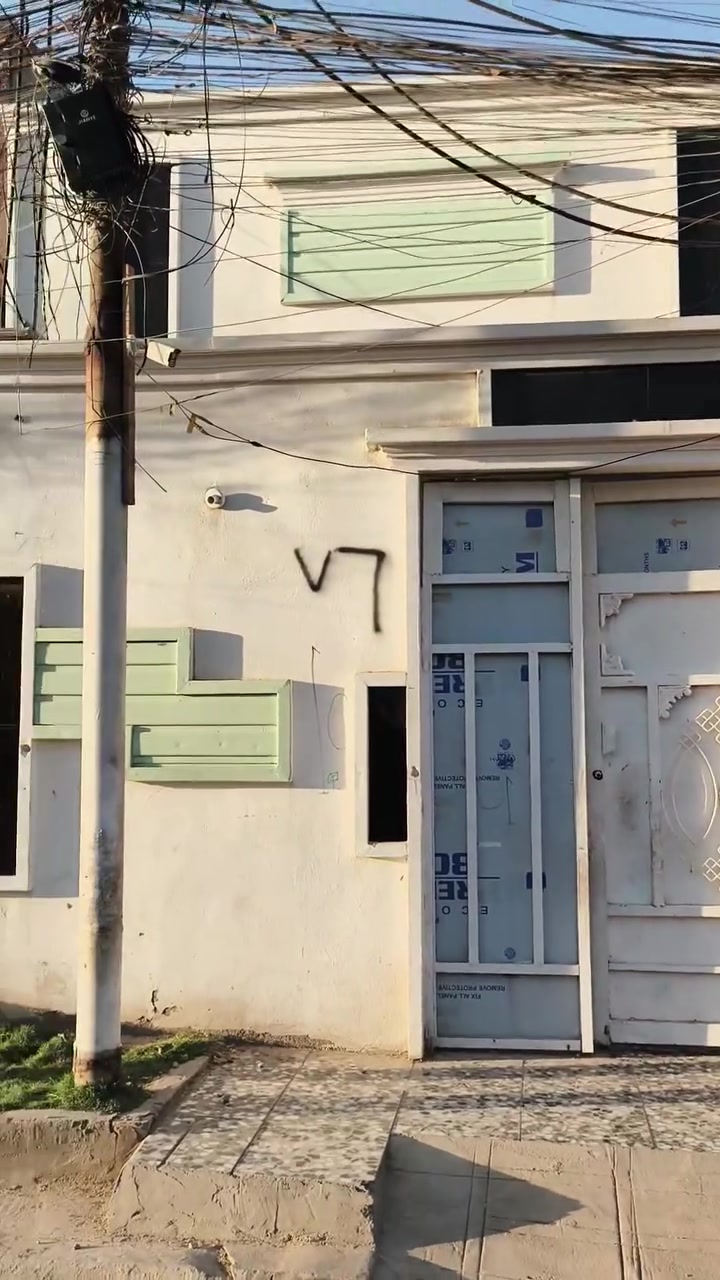 🔥 فرصة مميزة للراغبين بالسكن والاستثمار 🔥 
 
🏡 دار للبيع العنوان في بغداد / سبع قصور
📍مقابل شارع أبو أحمد

━━━━━━━━━━━━━━━

🏠 مواصفات العقار:

📐 المساحة : 100 متر
📏 الواجهة : 5 × 20 متر
📄 جنس العقار : طابو زراعي – سند 25

🛏️ غرفة نوم
🛋️ استقبال واسع ومريح
🍽️ مطبخ حار 
🚿 2صحيات
🧱 نوع البناء : بلوك

━━━━━━━━━━━━━━━

✨ مميزات الدار:

🌟 موقع حيوي ومطلوب داخل المنطقة
🛒 قريب من الأسواق والخدمات الرئيسية
🏡 مناسب للسكن العائلي والاستثمار
📐 توزيع عصري واستغلال ممتاز للمساحة
🚗 منطقة هادئة وسهلة الوصول
🔥 الدار جاهز للسكن مباشرة
💰 سعر فرصة مقارنة بأسعار المنطقة

━━━━━━━━━━━━━━━

💵 السعر : 55  مليون فقط
⚜️ قابل للتفاوض للجادين ⚜️

━━━━━━━━━━━━━━━
المراجعة حصرا في مكتب دلالية 
🏛️ علي طارق للعقار 🏛️
📍 مقابل جامع الإمام علي (عليه السلام) 🕌

🔸 بيع وشراء العقارات 🏠
🔸 إيجار واستثمار 💰
🔸 تسويق الدور والأراضي 📍
🔸 متابعة جميع المعاملات العقارية 📑
🤝 مصداقية بالتعامل وخدمة مميزة

📞 للاستفسار والتواصل:
بادارة 
👤صباح الساعدي 
***********
👤 علي طارق
☎️ ***********

━━━━━━━━━━━━━━━

🌟 ثقتكم فخرٌ لنا... وخدمتكم هدفنا 🌟

━━━━━━━━━━━━━━━

#عقار_للبيع 
#دار_للبيع 
#سبع_قصور 
#بغداد 
#عقارات_العراق
