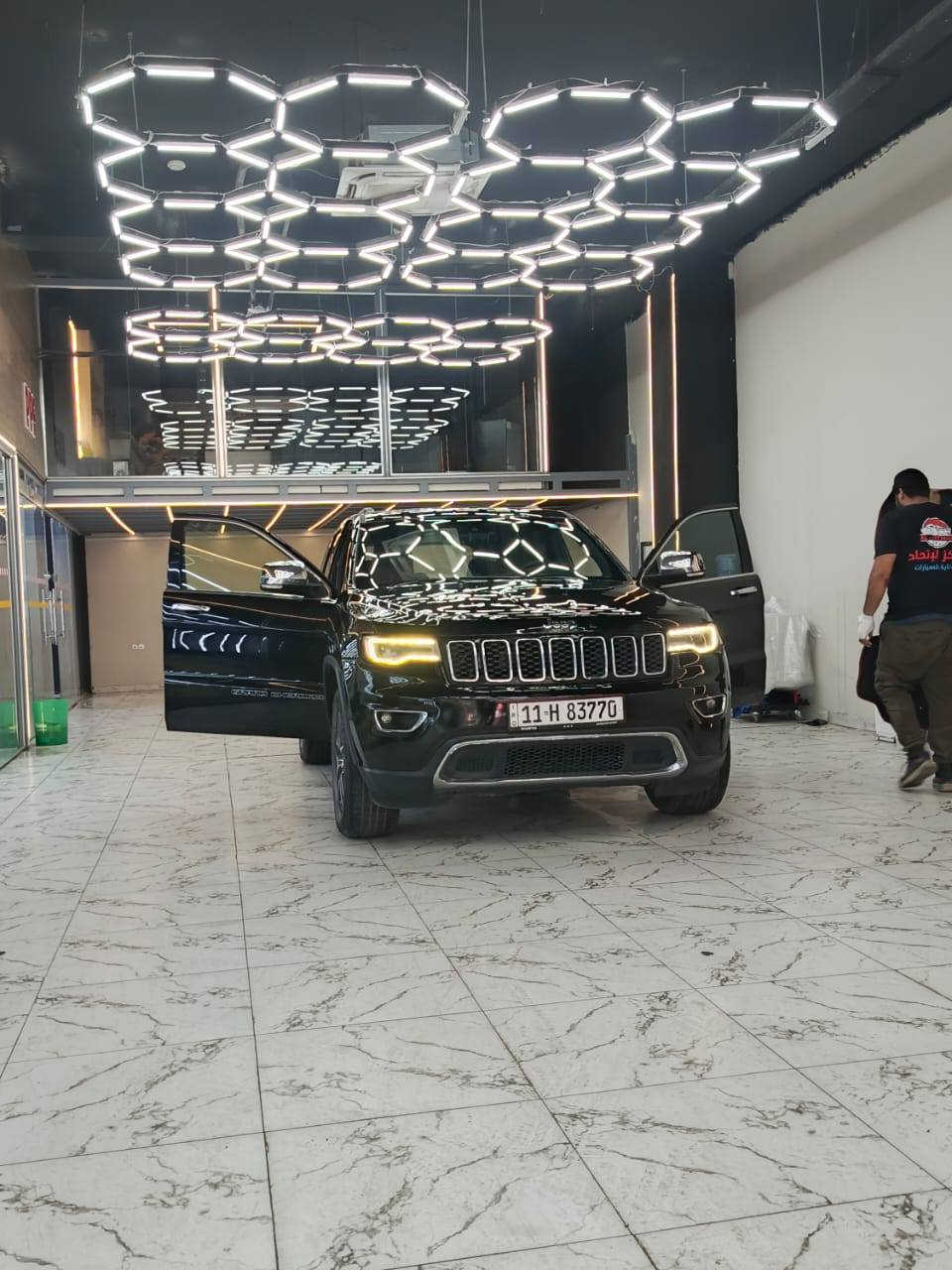 السلام عليكم ورحمة الله وبركاته عندي سيارة للبيع جيب شيروكي 2017 وارد أمريكي لمتدكامل المواصفات من بصمه وحساسات وتشغيل عن بعد اللون اسود رقم بغداد هذه صور السياره مع الحادث رقم الموبايل ***********
