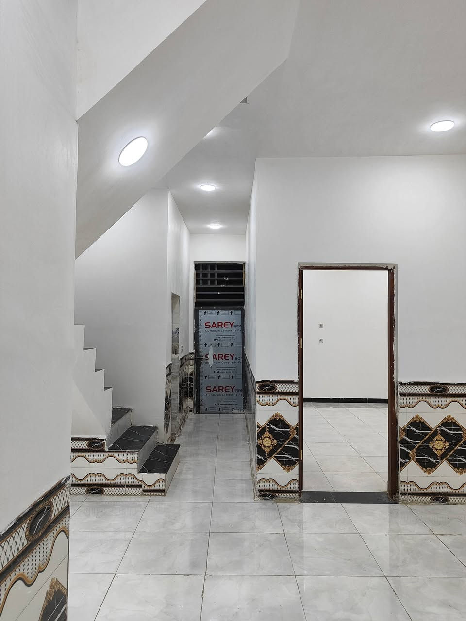 بيت زراعي مساحة 140 متر طابق ونصف
بناء حديث وحاليا فارغ وجاهز للسكن 
بناءه طابوق رباط ارضي وسقف كونكريت صب والسطح شتايگر
يحتوي على غرفة نوم وصالة كبيرة واستقبال وحمامات داخلية وخارجية 
مع مطبخ كبير.. والطابق الثاني غرفة وصالة زغيرة
البيت كله سيراميك وبورسلين وسقوف ثانوية 
خدمات كاملة 
مكانه.. سديناوية حي الرحمن بفرع صيدلية التفاح الاخظر 
انا مالك اللبيت وليس مكتب او دلال 
للاستفسار او تفاصيل اكثر ***********
