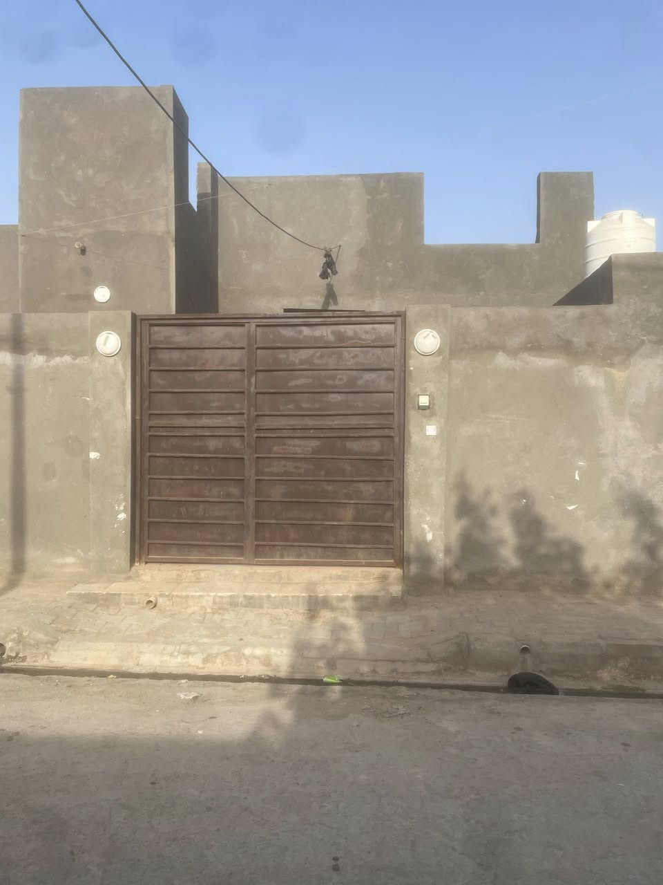 سلام عليكم 
بيت للبيع حي الزهراء زراعي مساحة (200م)
بناء حديث 2025 طابوك اعكاده ورباطات 
يحتوي ( غرفتين - وصاله - ومطبخ - واستقبال - وصحيات داخليه وخارجية) 
البيت يباع بكامل الاثاث من سبالت مراوح وتوانكي وكيزرات يعني تسكن مباشر 
للاستفسار/ مراجعة مكتب عقارات الفنار مجاور مستشفى الخضر العام (***********)
