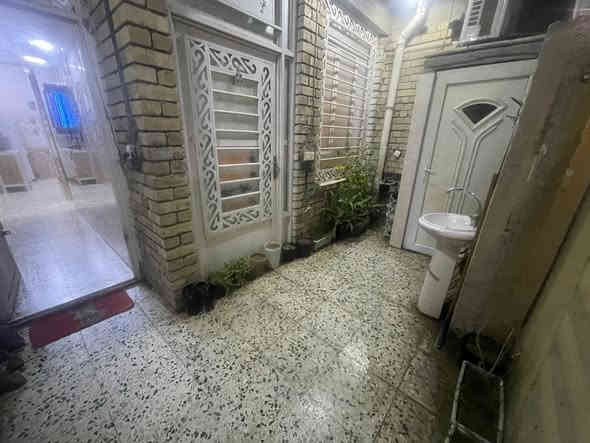 بيت البيع مساحه ١٠٠متر واجه ٥نزال ٢٠ بيت كامل مكمل نقص فقط لبخ واجهيه  يحتوي على ٣ غرف نوم الارضيه كاشي حمامات ثنين صحيه واحده مطبخ منورين الاستقبال وصاله عنوان البيت غزاليه هياكل محله ٦٥٧ مقابيل   شارع عام ٣٢ قرب شارع ١٥  رقم هاتف *********** سعره ٢٧٠
