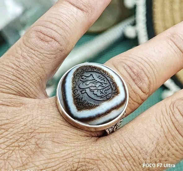 جمعة مباركة ..
جزع بقريطبيعي اصيل طبقات..

نقش في الوسط 
(بسم الله الرحمن الرحيم)

والداير ..
) ﴿وَإِن يَكَادُ الَّذِينَ كَفَرُوا لَيُزْلِقُونَكَ بِأَبْصَارِهِمْ لَمَّا سَمِعُوا الذِّكْرَ وَيَقُولُونَ إِنَّهُ لَمَجْنُونٌ﴾ )

بصياغة يدوية اصيلة عيار 925 

اكثر عن السعر راسلني عل الخاص لطفا 

أو الاتصال ***********

موجود واتساب عل هذا الرابط 

‏مراسلة احمد الربيعي الصائغ كهف الاحجار عبر واتساب. https://wa.me/message/OEI26QOEYZ7TO1
