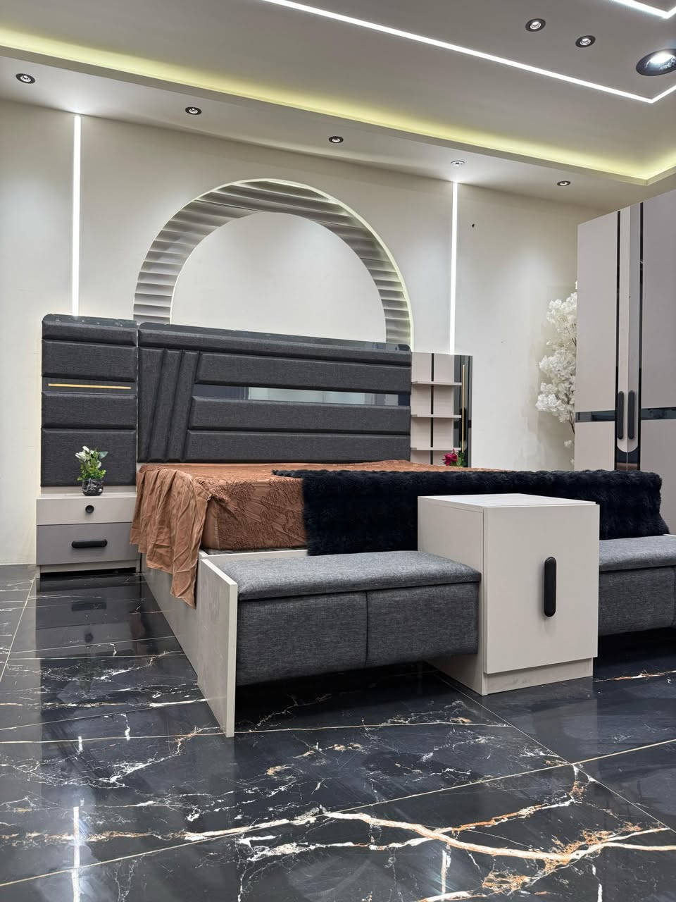 تم والله الحمد
*تم وصول موديل تركي درجه اولى إلى معرض البيت التركي 

*10 قطع*  
    

*كنتور وملحق* 320سم 
ارتفاع 220سم 

✅ الشازلونه مخزن السرير مخزن 
✅ برغي  حديد 
✅ ضهر بلوك 
✅ المصنع الأصلي
✅ قياسات ضخمه 
  اناره بل كومديات 
اناره بل ميز تواليت 
الموقع الرفاعي مدخل الملعب قرب اعدادية الشباب
للاستفسار دريد الركابي *********** واتس آب
