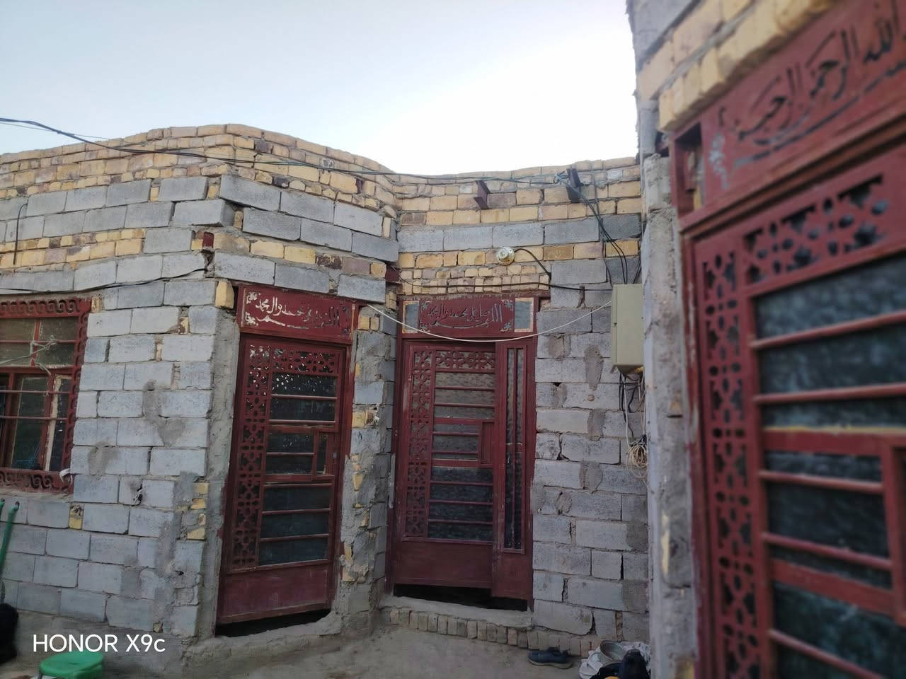 السلام عليكم 
بيت للبيع مساحه 200 م 
المواقع كاع عقيل الغازي مقابيل العيبي غريب علا شارع يحتوي على غرفتين نوم 5×4 + صالة 8×4 + مطبخ 4×4 + استقبال 8×4 + صحيات خارجيه السعر 27 وبيه مجال استفسار اكثر اتصل ***********
