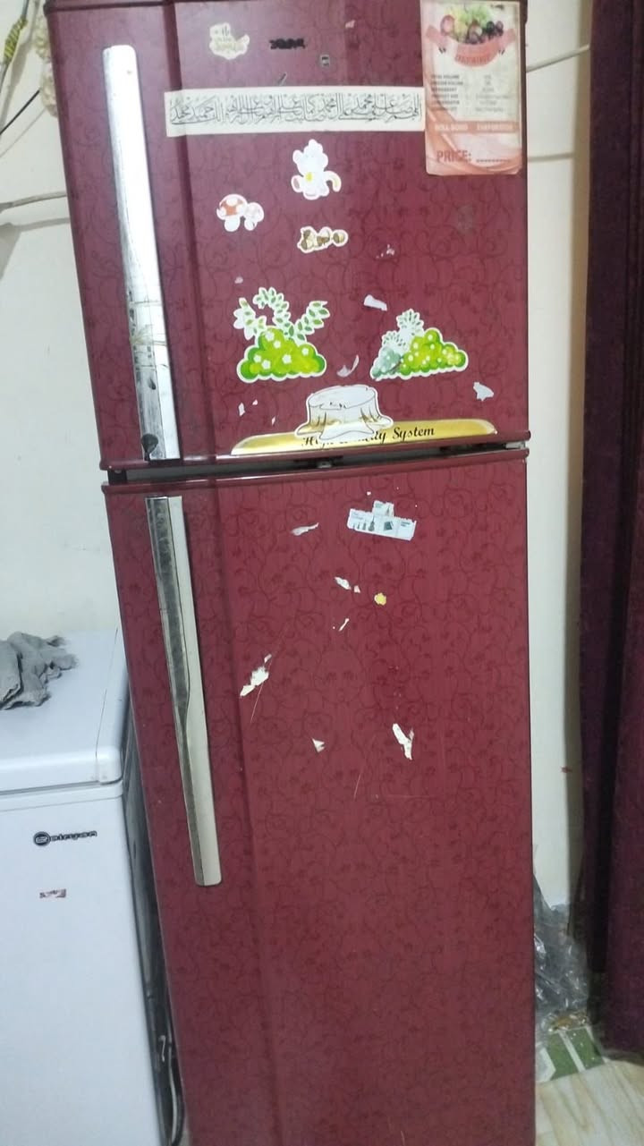 ثلاجه للبيع كبيره شراي يراسل خاص ورقم بي وتساب وعنوان كرمه علي ***********
