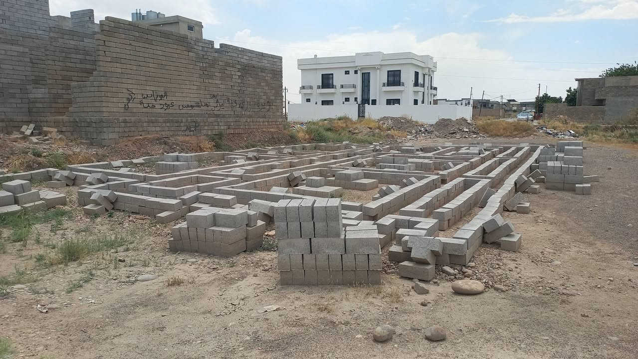 ارض للبيع سند طابو 300 متر
جيران فاروق العمر المحجوب واصلها ماء كهرباء شارع
*********** الموقع ناحية القياره
