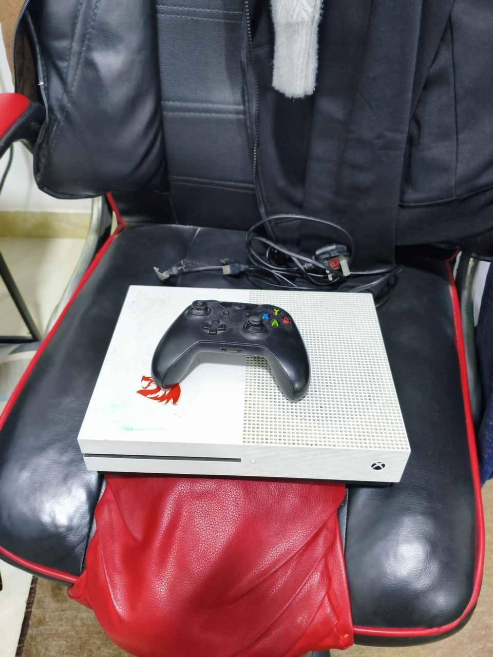 اكس بوكس ون الجهاز شغال مابي شي ويا يده وحده مكاني هيت بصائر سعره 170 
*********** هيت, الأنبار
