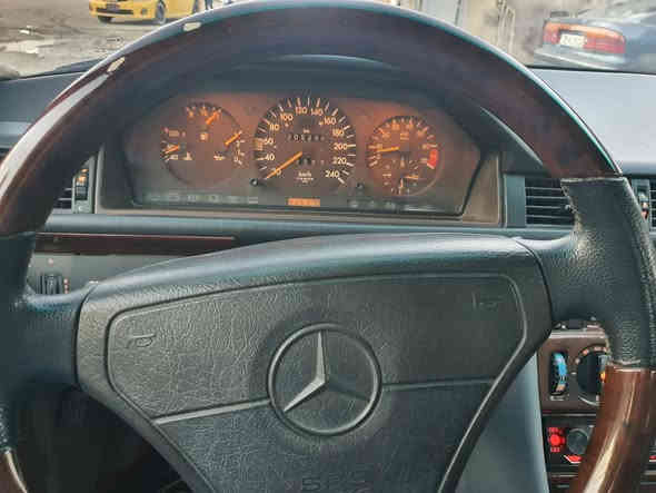 السلام عليكم 
مارسيدس دب موديل 1991 رقم بغداد مميز  حجم 300 عنكبوت 
سيارة على البلاد  بدون ضربة بدون خياس القواعد على البلاد مصبوغة جمالية   تخم تاير  وباتري جديد كشنات جلد  وكهرباء  بإسمي  وتحويل مباشر     ***********     خابر وتدلل 
سعرها 95 ورقة وبيها مجال للطيبين     وكلشي اكو بالسوگ  والتوفيق للجميع    🌹
