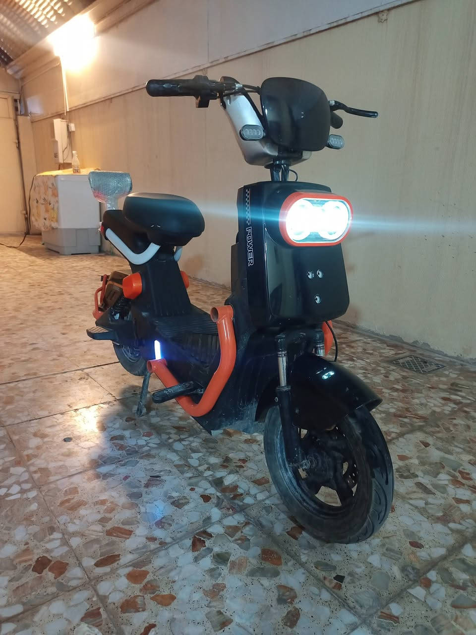 دراجه شحن خمس بطاريات سرعه ١٠٠ كشي شغال تشغيل عن بعد بصمه مكاني قريه الغدير  السعر ٣٠٠ وبي مجال الاستفسار ***********
