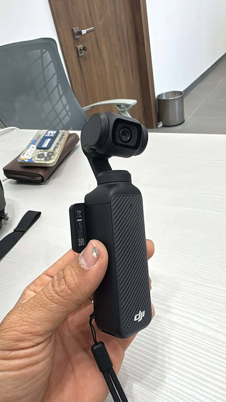 ازومو بوكت 3
من شركة عالمية DJI 
قطعة حيل نظيفة و استخدام جم مره يعني اخت الجديدة 
 🎥 تصور 4K بدقة قوية وتفاصيل تخبل
🌙 أداءها بالليل ممتاز، حتى بالإضاءة الضعيفة تطلع الصورة نظيفة
🌀 بيها جيمبل مدمج 3 محاور يعني الفيديو ثابت حتى لو تمشي أو تركض
🎤 بيها مايكات احترافية والصوت واضح بدون وجع راس
📱 شاشتها تدور بسرعة حتى تصور أفقي وعمودي للريلز والتيك توك
تصور فلوق
محتوى سوشال ميديا
أعراس ومناسبات
أو حتى تسوي محتوى احترافي وانت مسافر
هاي الكامرة تسهّل عليك كلشي 👌
الميزة الحلوة؟
تفتحها وتشتغل فوراً… ماكو تعقيد، ماكو وزن ثقيل، بس إبداع ✨
يجي ويا نك مايك و + قاعدة شحن+ ترا بود


**إذا كنت صاحب هذا الإعلان وتريد حذفه لأي سبب، رجاءا أرسل رسالة إلى الدعم الفني**