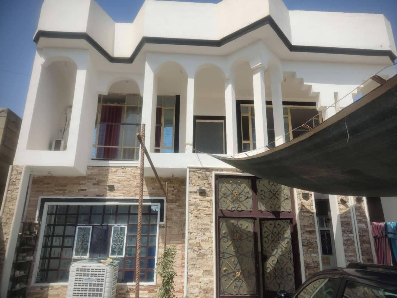 السلام عليكم بيت طابو للبيع الحي العسكري قريب على مدرسة السعادة المساحة 250 متر البيت طابقين بناء حديث السعر 100 مليون وبيه مجال بسيط للاستفسار الاتصال بالرقم ***********
