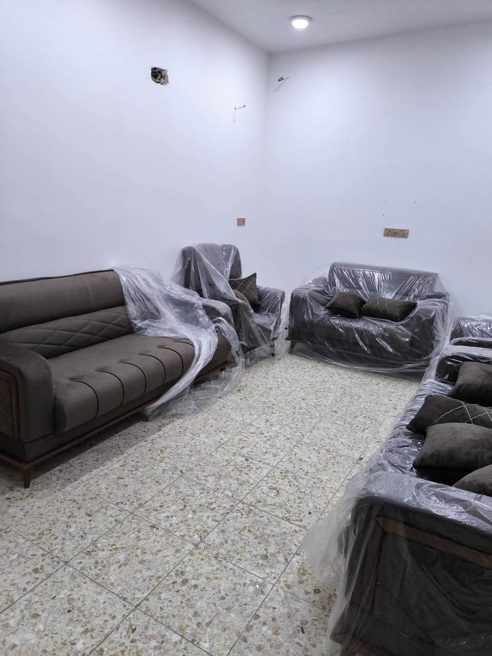 سلام عليكم تخم للبيع 10مقاعد  شغل ثكيل مو سوكي غير مستخد بعدة بنايلون مالة ماخذة ب800 وصل مالة موجود من معرض الدر بشعب سبب البيع اريد اشيل رايدة ب600 للاستفسار ***********
