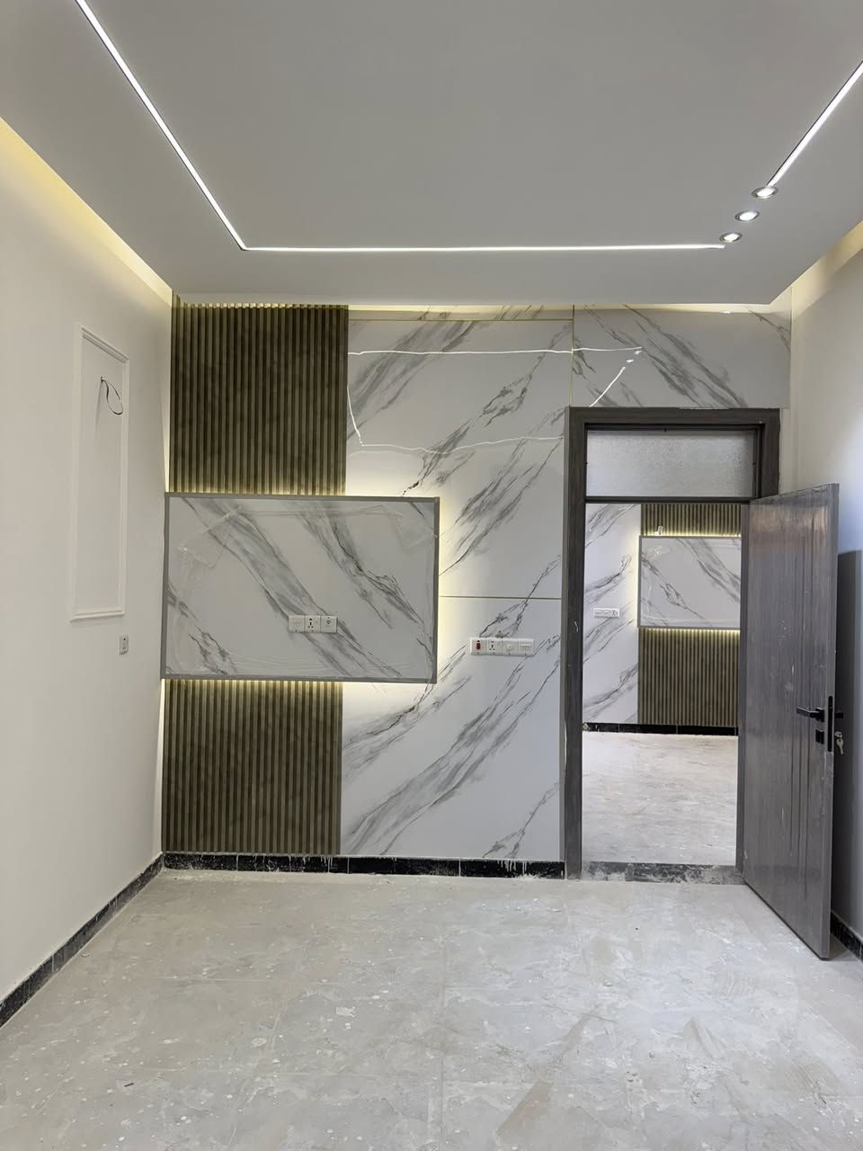 السلام عليكم دار للبيع 100 متر واجهة 6 وربع نزال 16 بيت طابق ونصّ  يحتوي على ثلاثه غرف نوم ستقبال مطبخ وحولي حمامات عدد 3 المكان البوعيثه العدل الأول  للاستفسار ***********
