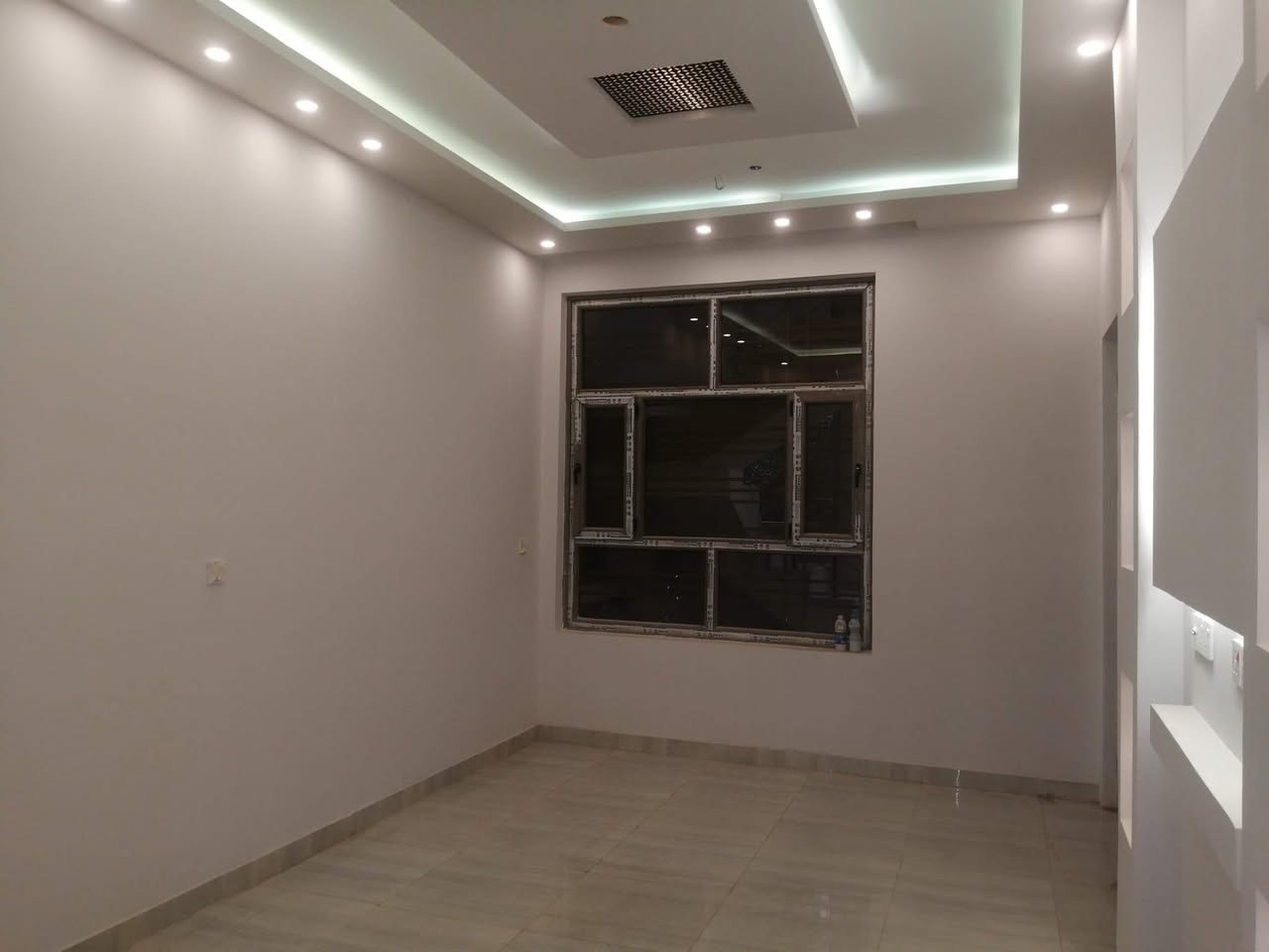 �✨ بيت للإيجار – اليرموك الداخلية / حي الضباط ✨🏡

📍 الموقع: خلف جامع أم الطبول

📐 المساحة: 200 متر

🛏️ 3 غرف نوم
🚿 غرفة ماستر بحمام داخلي
🛋️ صالة
🪑 صالة منفصلة
🍽️ مطبخ
🚪 مدخلين للبيت
🔸 باب مستقل للمطبخ
🔸 باب مستقل للصالة

🌟 بيت مناسب للعوائل ويوفر الراحة والخصوصية 🌟

📞 للاستفسار والاتصال:
***********
