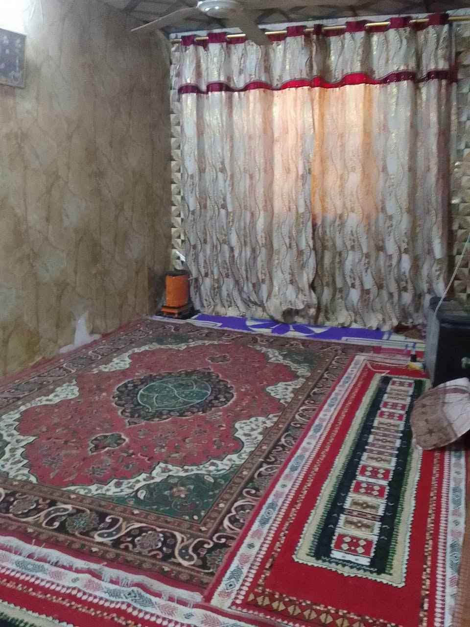 السلام عليكم بيت تجاوز 100متر لبيع يحتوي على مدخلين لبيت استقبال 4في 4 مطبخ حار وبارد وصاله وغرفة كبيره بلخير يحتوي على كاشي وسقف عكاده وسقف ثانوي مجاري خير من الله وكهرباء خير من الله بيت عالي الشارع السعر 35 بي مجال العنوان بغداد الطالبية شركة رمضان رقم الهاتف *********** موجود واتساب
