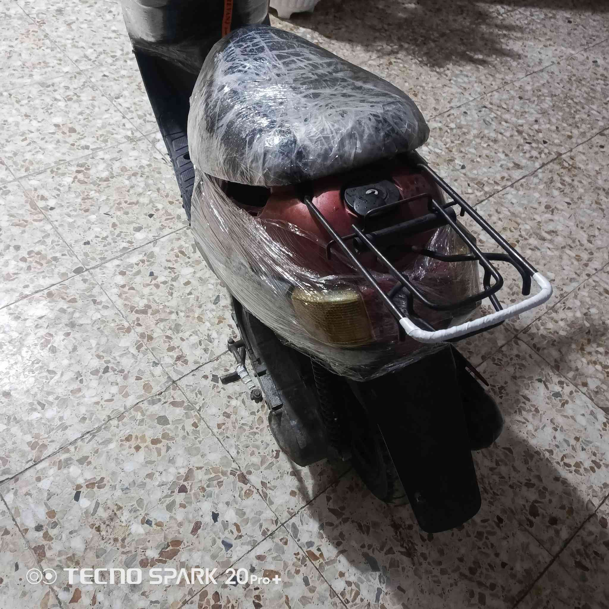 للبيع مكان بغداد بلديات
دراجه بطه نضيفه سرعته 60
كامله مكمله  نقصهه بس كعكه مال صالونصه لأن صوته عالي
شلعته حلوه معدل صاروخ دراجه شغاله سعر 150وبيها مجال رقمي *********** @الجميع
