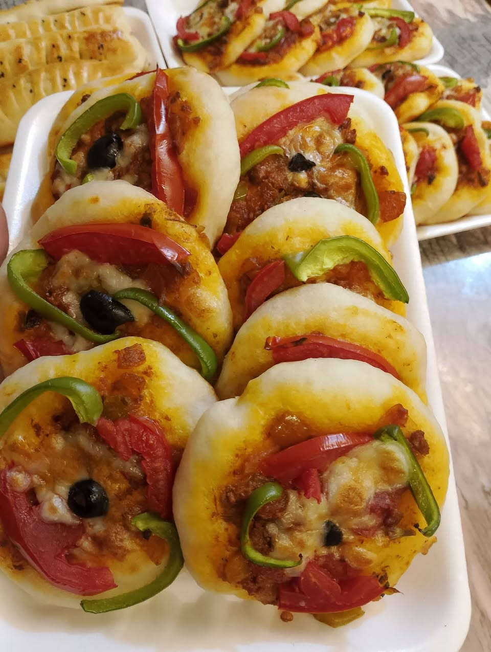 السلام عليكم حبايبي 
وفرنا لكم كافه المعجنات حسب طلباتكم فطائر باللحم لحم بعجين من بيتزا 🍕 كبه حسب طلباتكم باسعار مناسبه وراسلوني على هذا الرقم *********** متوفر خدمه توصيل
