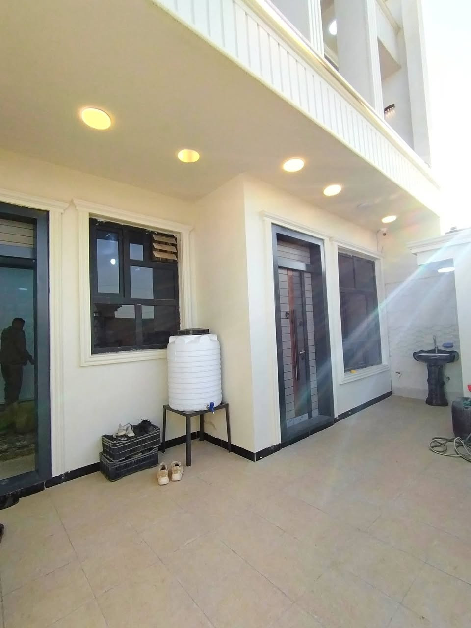 دور الزراعة
دار للبيع 150 متر طابقين 
5 غرف نوم ،، إستقبال ،، مطبخ ،، صاله واسعه عدد 2
3 دورات مياه داخل خارج 
بناء حديث جاهز للسكن 
خدمات كامله ماء مجاري تبليط كهرباء حتى اناره شارع 
الموقع بعقوبة تقاطع القدس دور الزراعة الثالثة على شارع رئيسي 
نوع العقار طابو زراعي سند ٢٥ رسمي 
السعر 130 وقابل للتفاوض 
للاستفسار أكثر اتصل على الأرقام التالية 
وسام اللهيبي ***********
ياسر فارس حسين *********** 
مكتب الجزيرة لبيع وشراء الأراضي والدور السكنية
