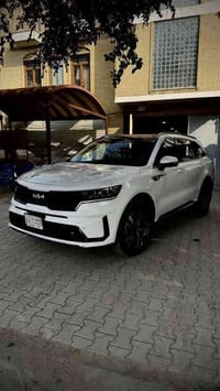 سورنتو 2023 خليجي بيهة ٣ اصابع بارد بالباب خلف السائق  رقم بغداد بأسمي...