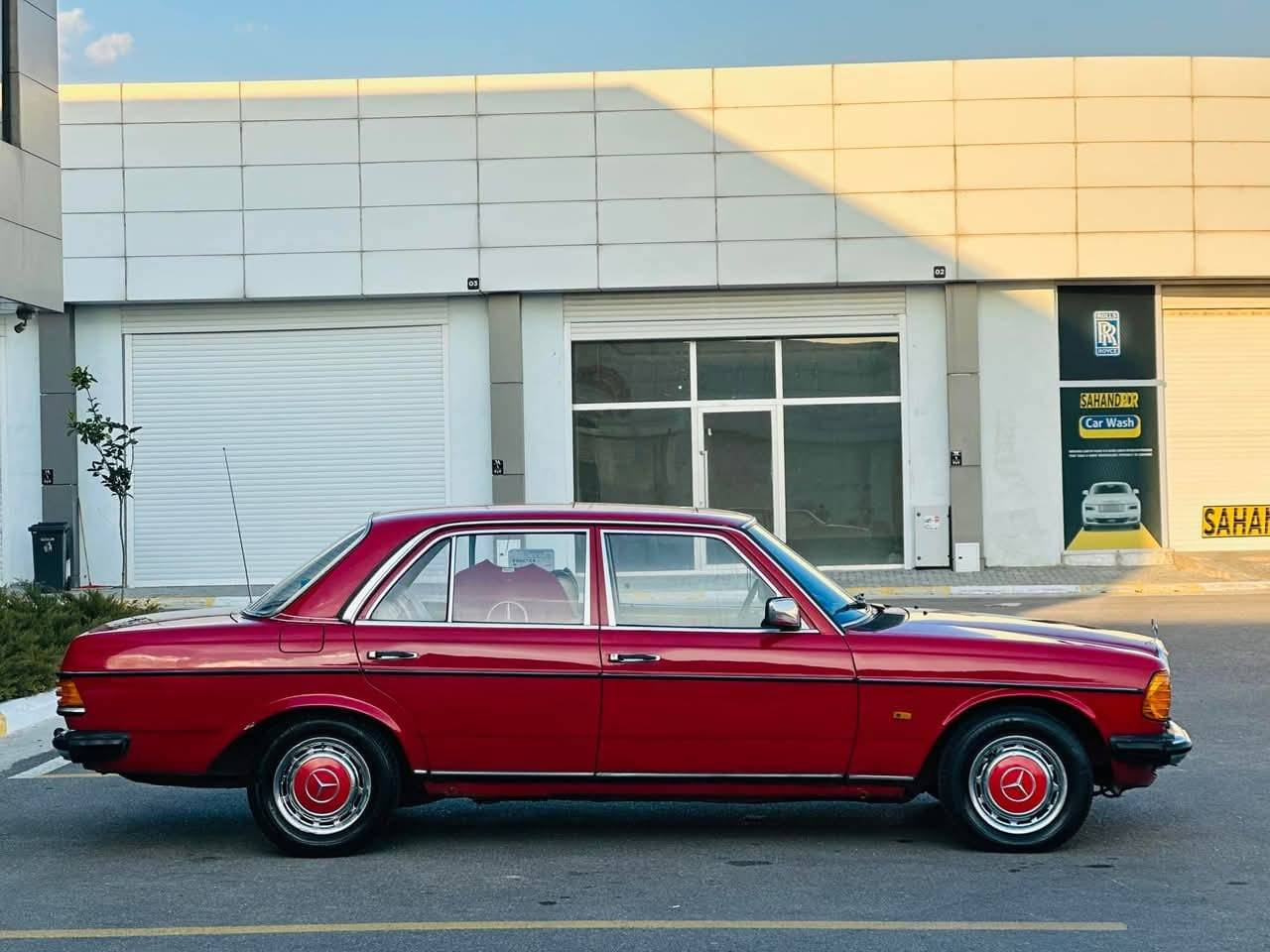 مرسيدس E230 مودیل 1984 
سنوینە جدیدە حتا 2030 رقم اربيل 
قير ماكينة 2.5 ديلكو مرخووب
بدون دعم بدون رزيف بدون سارد بدون چال
شوخت
تبريد - بارد - حار - باور - كوشن جلد - دبل بلادي ما مكسور - ألير كهربا - سلايد - كنترول مركزي - قير أوتوماتيك - مراية كهربا - عدسة أمامية
بانص أمامي وخلفي وفلنچات كلهم جديد مغير
حزام مُصَبغ للجمال بدون دعم مضروب
طقم طايعي جديد من أسبوعين مربوط
تحويل وغرامة بشرط
طق ورقعة بشرط ما فيه چركة
زيت مکینە وهيدروليك القير جديد مغير
دينار مصاريف ما فيه

رقم صاحب سيارة
***********
